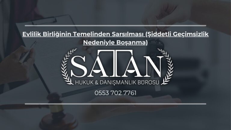 Boşanmada mal paylaşımını temsil eden adalet terazisi üzerinde evlilik yüzükleri.