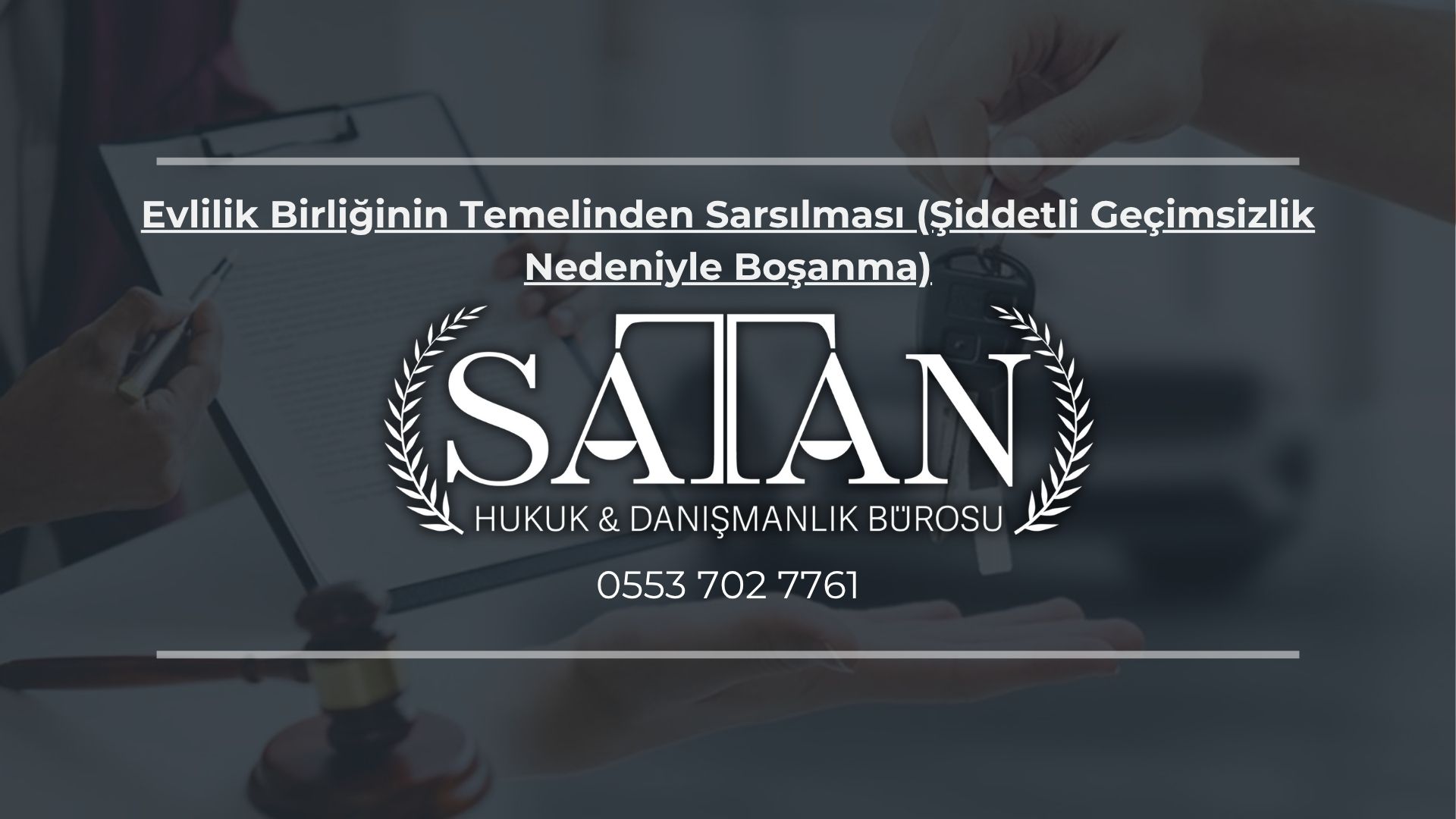 Boşanmada mal paylaşımını temsil eden adalet terazisi üzerinde evlilik yüzükleri.