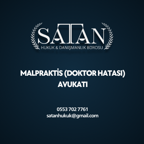 Sağlık hukuku avukatı, mahkeme önünde malpraktis dosyasını inceliyor.