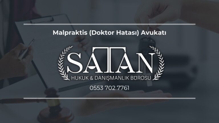Malpraktis avukatı, tıbbi belgeleri inceleyerek doktor hatası iddiasını değerlendiriyor.