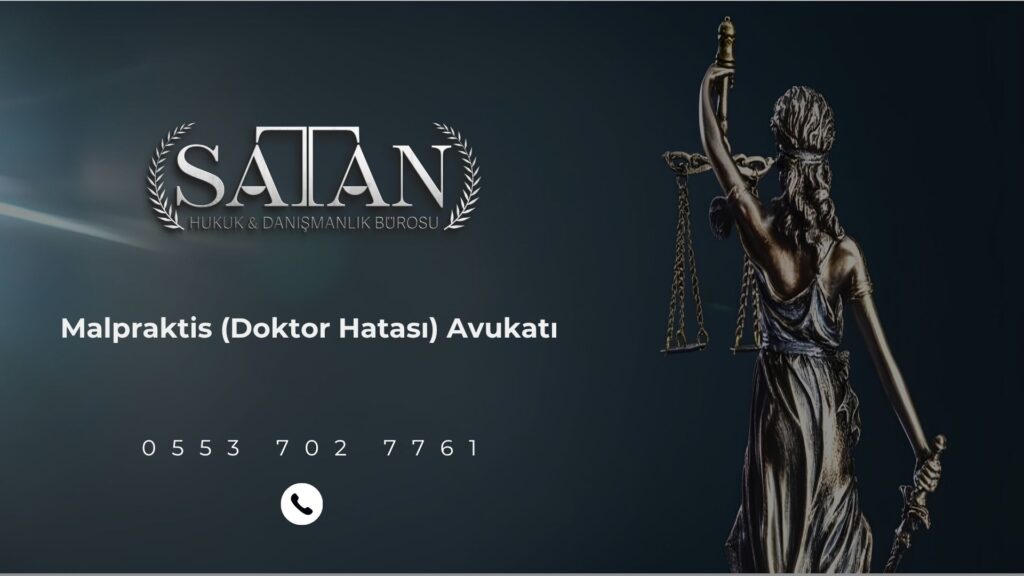 Mahkeme salonunda malpraktis davası görülürken avukat savunma yapıyor.