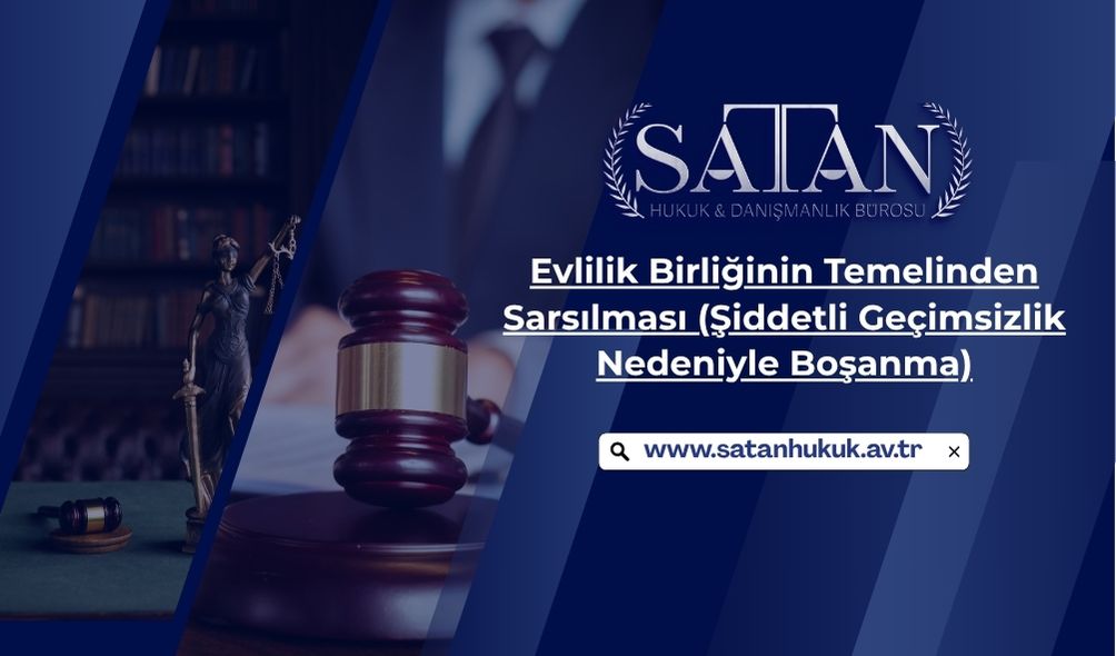 Evlilik birliğinin temelinden sarsılması nedeniyle açılan boşanma davasında mahkeme salonunda karşı karşıya oturan eşler.